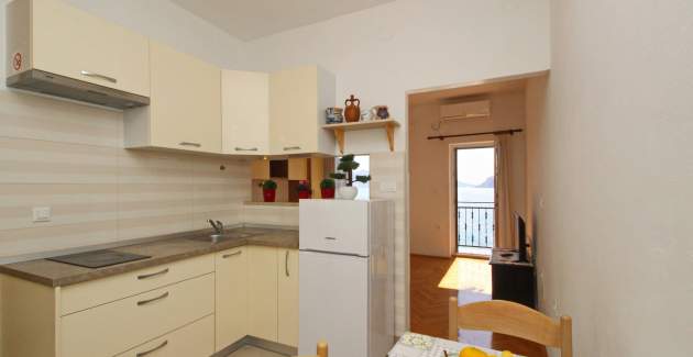Studio Apartment Mihovil - near the Beach, with Sea View