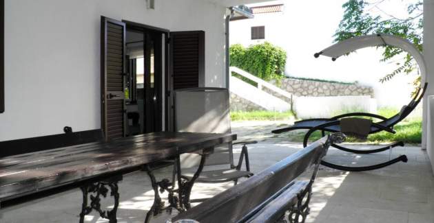 Apartment Starcevic-Filipovic with a Backyard and BBQ, 150 m from the Beach