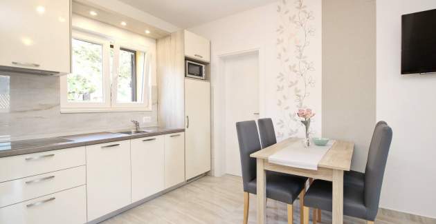 Charming Apartment Sunshine No.4 - with balcony, 300 m from the Beach