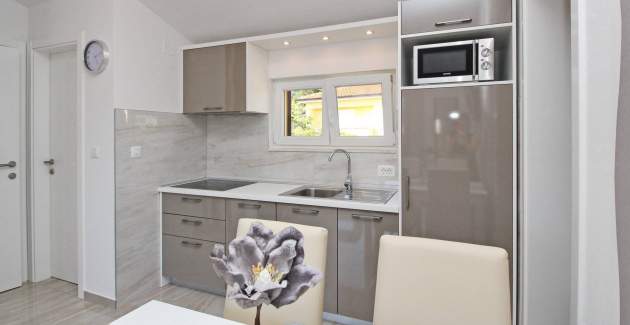 Šarmantan apartman Sunshine br.5 – s balkonom, 300 m od plaže