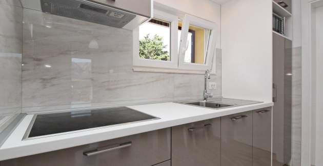 Šarmantan apartman Sunshine br.5 – s balkonom, 300 m od plaže