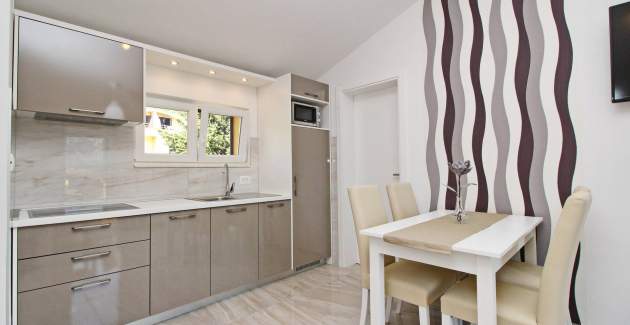 Šarmantan apartman Sunshine br.5 – s balkonom, 300 m od plaže