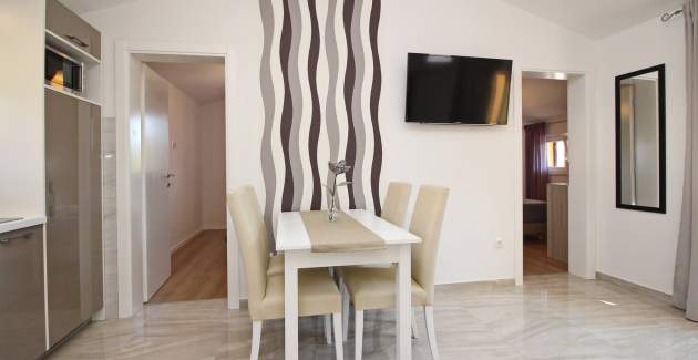 Šarmantan apartman Sunshine br.5 – s balkonom, 300 m od plaže