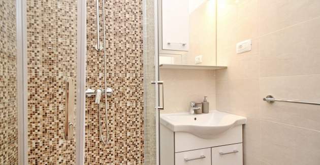 Šarmantan Apartman Sunshine br.6 - sa Balkonom, 300 m od Plaže