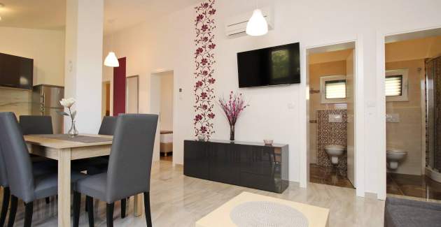 Šarmantan Apartman Sunshine br.6 - sa Balkonom, 300 m od Plaže