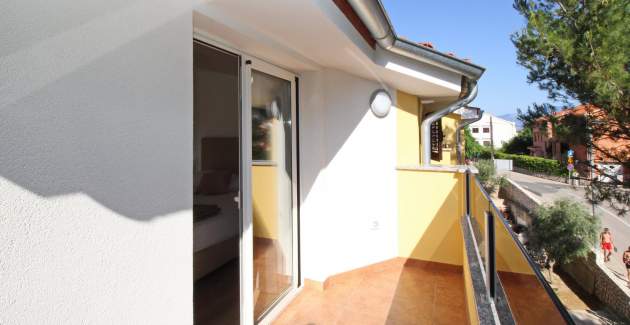 Šarmantan Apartman Sunshine br.6 - sa Balkonom, 300 m od Plaže