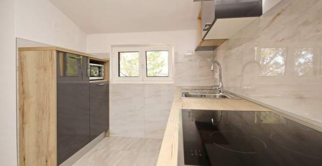 Šarmantan Apartman Sunshine br.6 - sa Balkonom, 300 m od Plaže