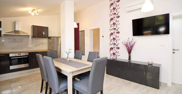 Šarmantan Apartman Sunshine br.6 - sa Balkonom, 300 m od Plaže