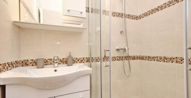 Šarmantan Apartman Sunshine br.6 - sa Balkonom, 300 m od Plaže