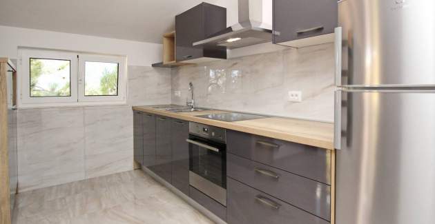 Šarmantan Apartman Sunshine br.6 - sa Balkonom, 300 m od Plaže