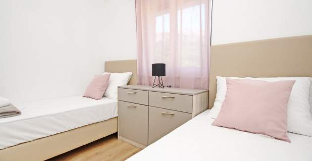 Šarmantan Apartman Sunshine br.6 - sa Balkonom, 300 m od Plaže