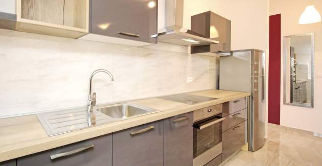 Šarmantan Apartman Sunshine br.6 - sa Balkonom, 300 m od Plaže