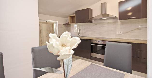 Šarmantan Apartman Sunshine br.6 - sa Balkonom, 300 m od Plaže