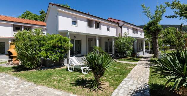 Apartmanski kompleks Villas Corinthia 3 - Vrhunska lokacija, 100m od plaže, okružen zelenilom