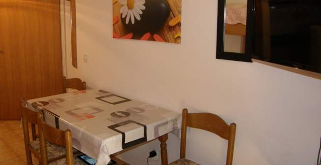 Studio Vranic - s balkonom, 450m od plaže