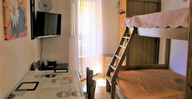 Studio Vranic - s balkonom, 450m od plaže