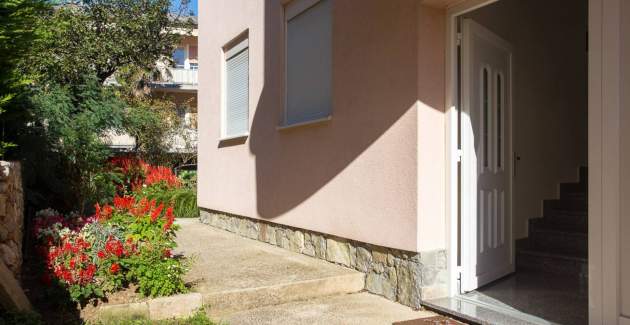 Apartment Mrakovcic No.1 - with Terrace, 350 m from the Beach