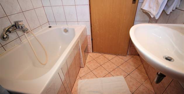 Apartment Lucijana Nr. 8 – mit Balkon, 150 m vom Strand entfernt