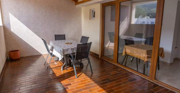 Ferienwohnung Petrica Nr. 3 – mit Balkon – im ruhigen Dorf Jurandvor bei Baška gelegen.