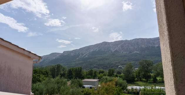 Ferienwohnung Petrica Nr. 3 – mit Balkon – im ruhigen Dorf Jurandvor bei Baška gelegen.