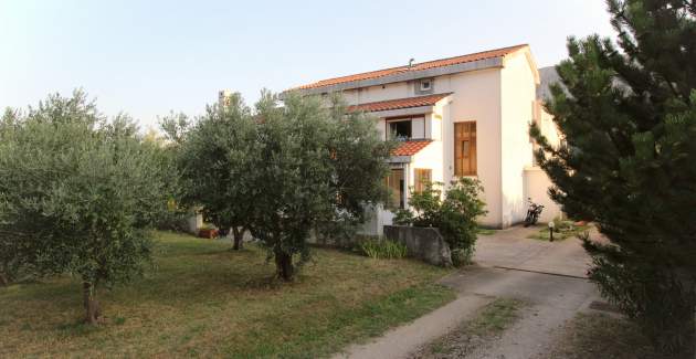 Ferienwohnung Petrica Nr. 3 – mit Balkon – im ruhigen Dorf Jurandvor bei Baška gelegen.