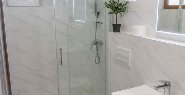 Ferienwohnung Petrica Nr. 3 – mit Balkon – im ruhigen Dorf Jurandvor bei Baška gelegen.