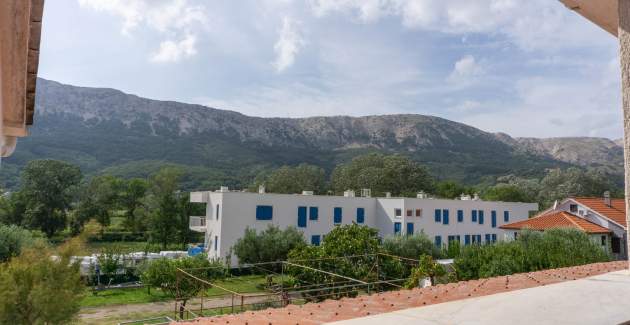 Ferienwohnung Petrica Nr. 3 – mit Balkon – im ruhigen Dorf Jurandvor bei Baška gelegen.