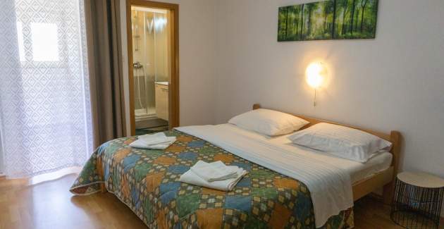 Ferienwohnung Petrica Nr. 3 – mit Balkon – im ruhigen Dorf Jurandvor bei Baška gelegen.