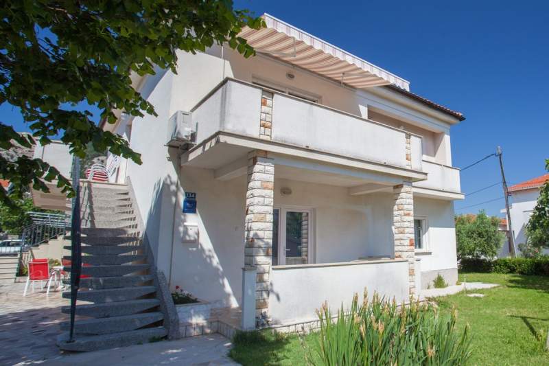 Apartments and rooms Dekanic